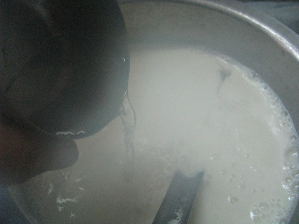 add vinegar to curdled soymilk to make tofu 
